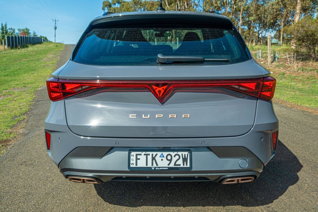 Cupra Leon Sportstourer VZe в динаміці