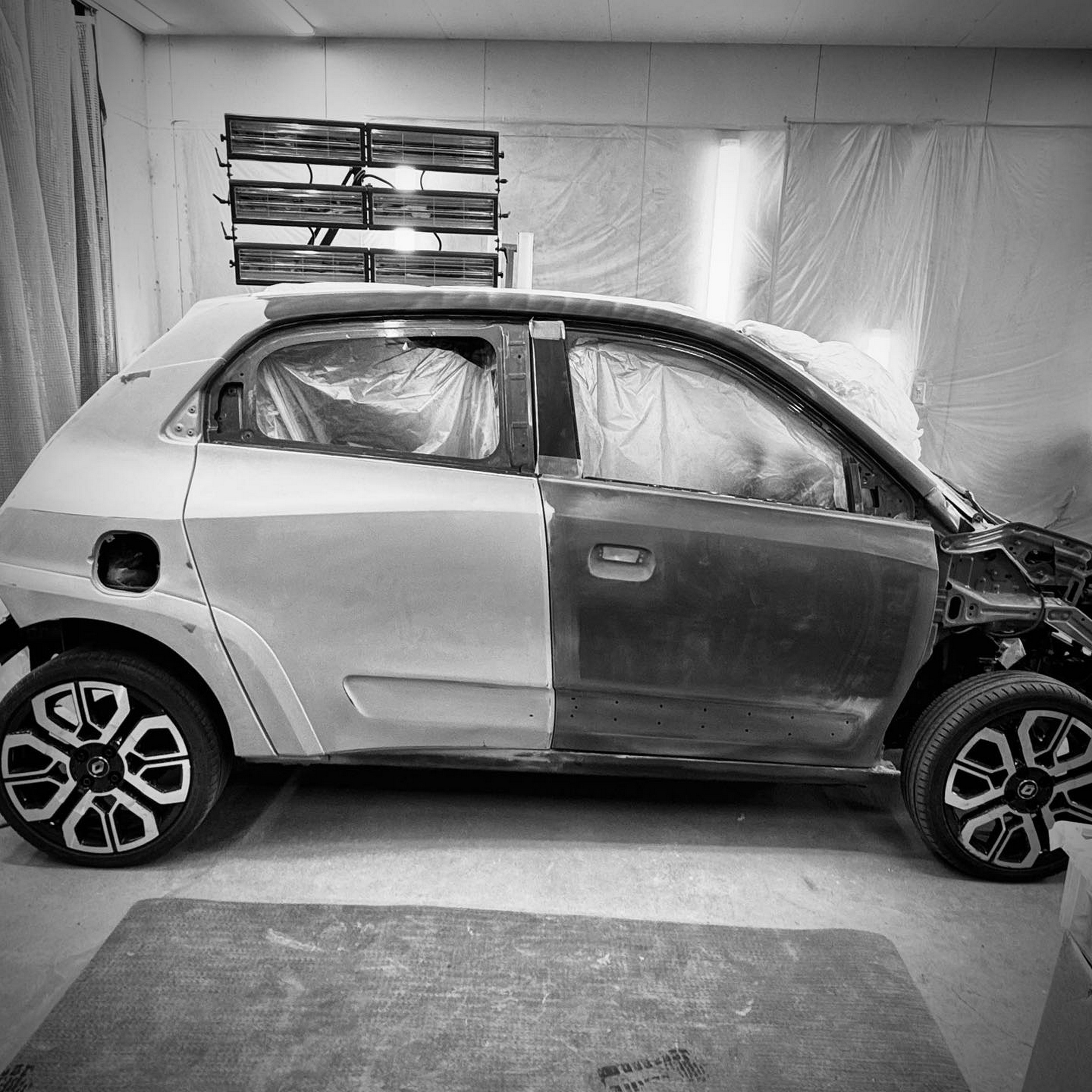 Комплект Hatano для Twingo вартістю 8500 доларів США створює враження 911 Dakar з міським автомобілем потужністю 90 к.с.