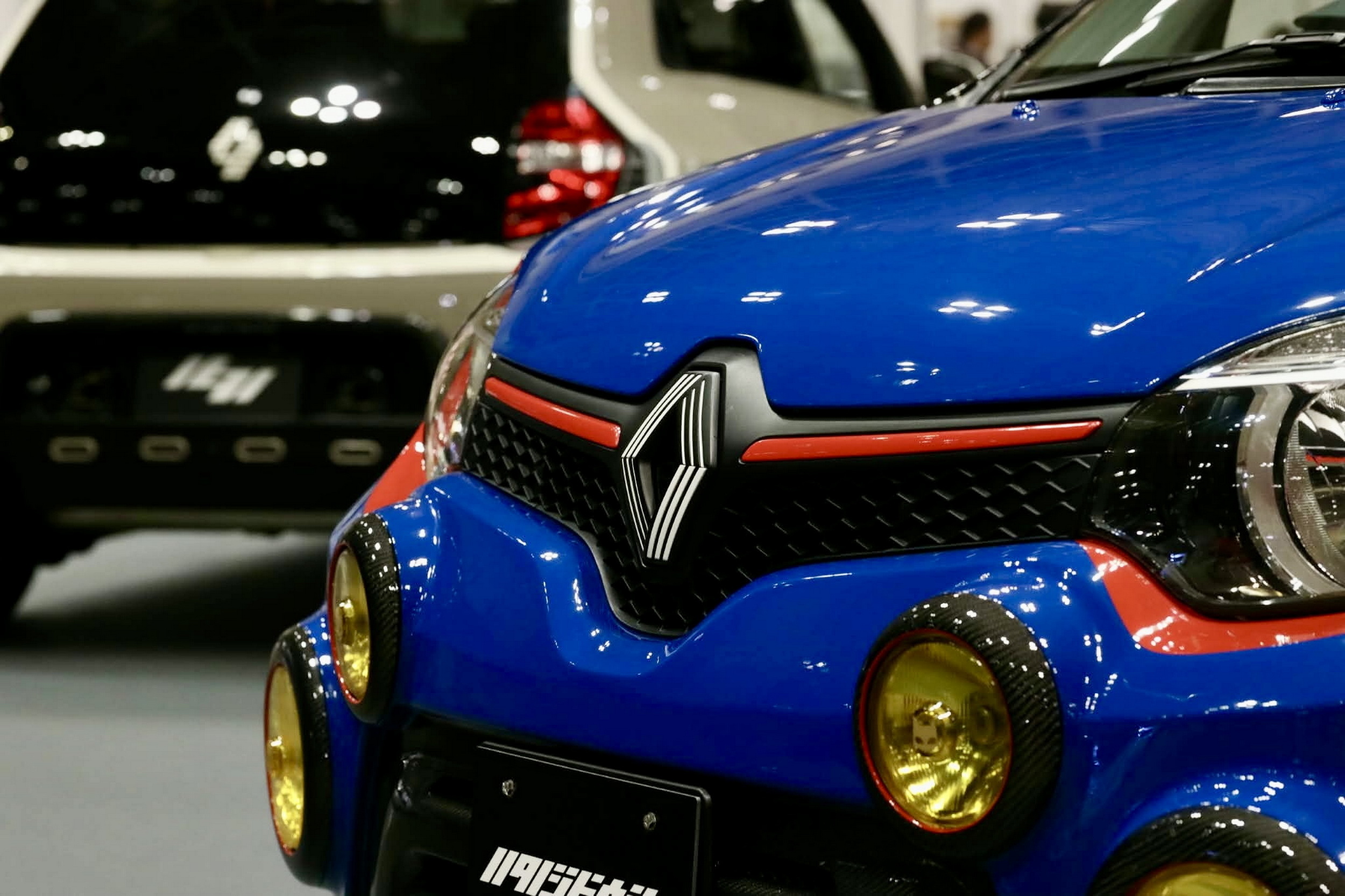 Комплект Hatano для Twingo вартістю 8500 доларів США створює враження 911 Dakar з міським автомобілем потужністю 90 к.с.