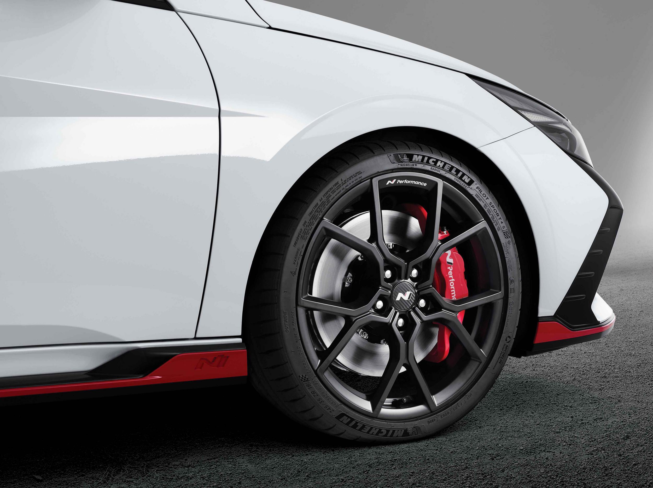 Каталог запчастин Hyundai N Performance включає спойлер вартістю 3500 доларів для автомобіля вартістю 35 тисяч доларів