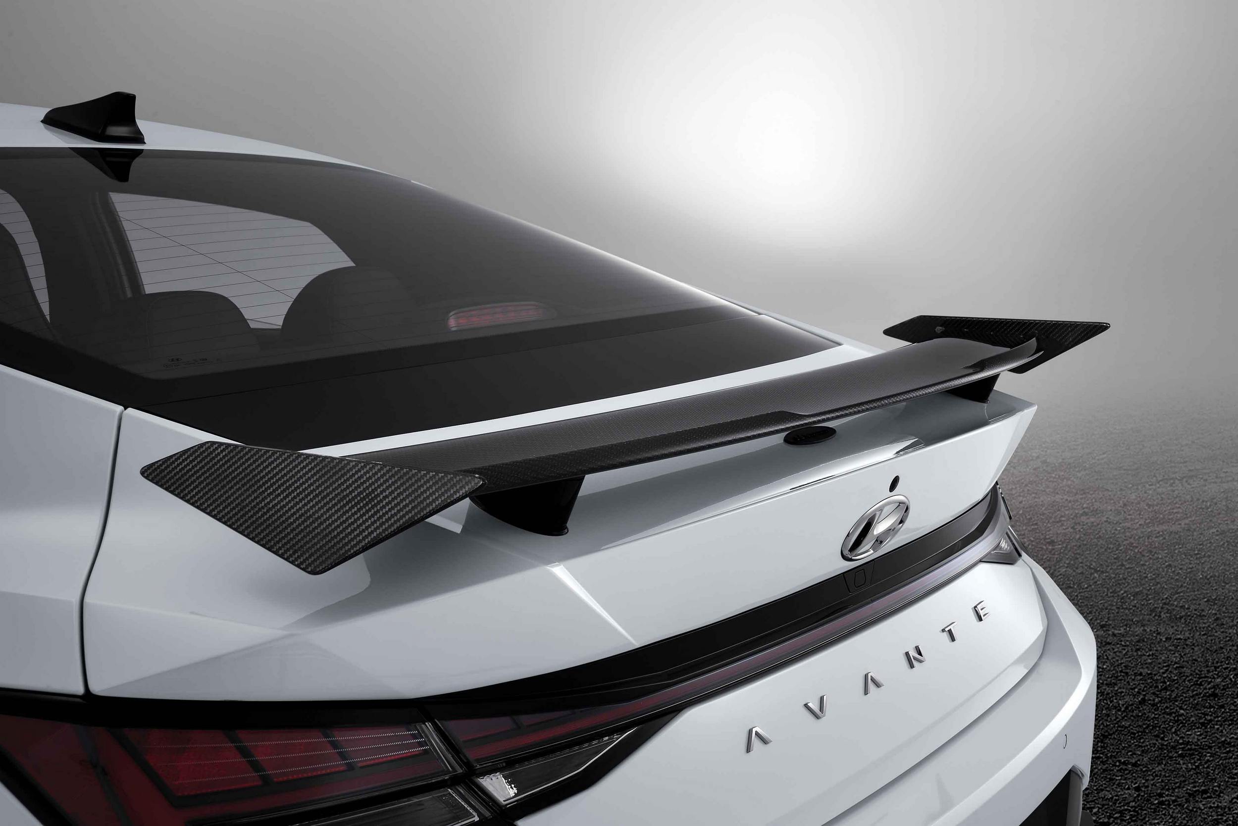 Каталог запчастин Hyundai N Performance включає спойлер вартістю 3500 доларів для автомобіля вартістю 35 тисяч доларів