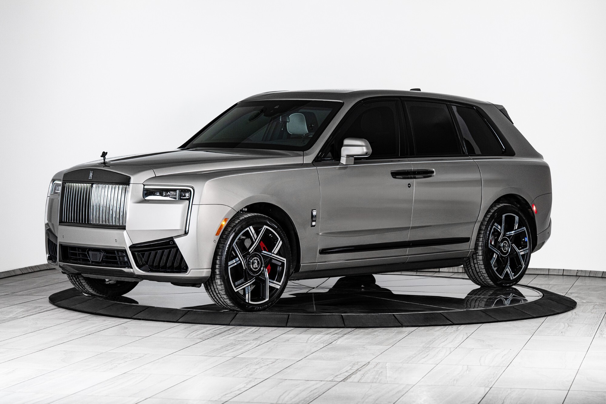Цей Rolls-Royce Cullinan виглядає як стандартний, але не піддається впливу гранати