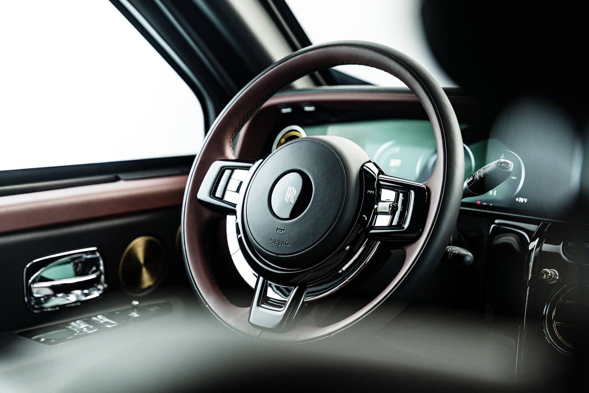 Цей Rolls-Royce Cullinan виглядає як стандартний, але не піддається впливу гранати