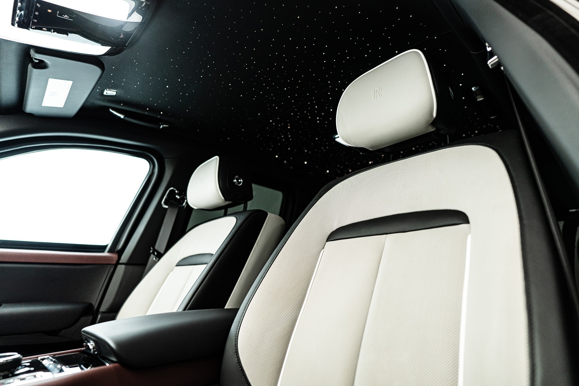 Цей Rolls-Royce Cullinan виглядає як стандартний, але не піддається впливу гранати