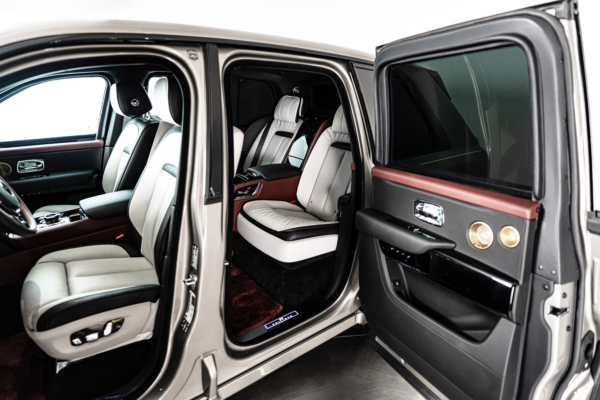 Цей Rolls-Royce Cullinan виглядає як стандартний, але не піддається впливу гранати