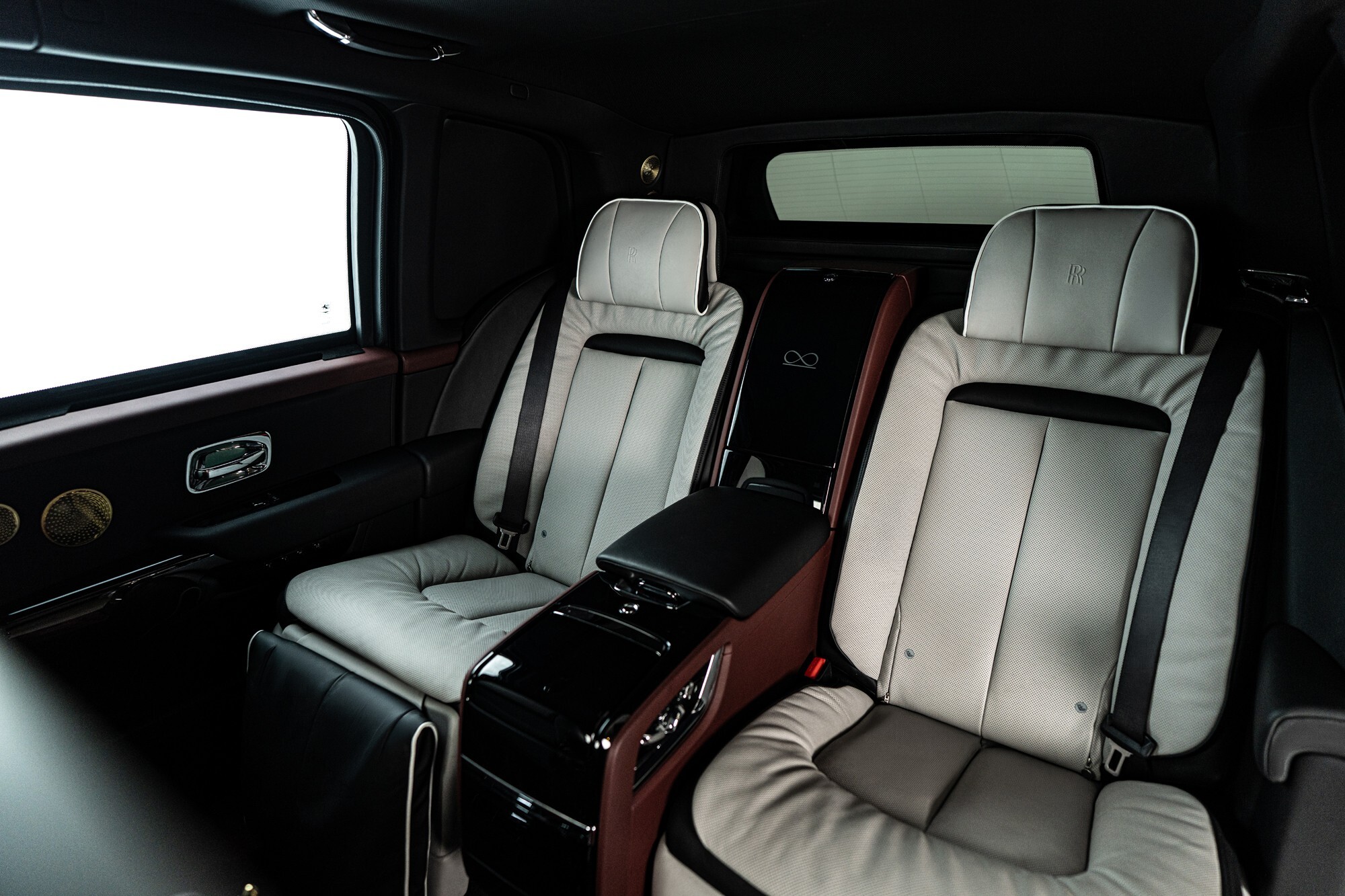 Цей Rolls-Royce Cullinan виглядає як стандартний, але не піддається впливу гранати