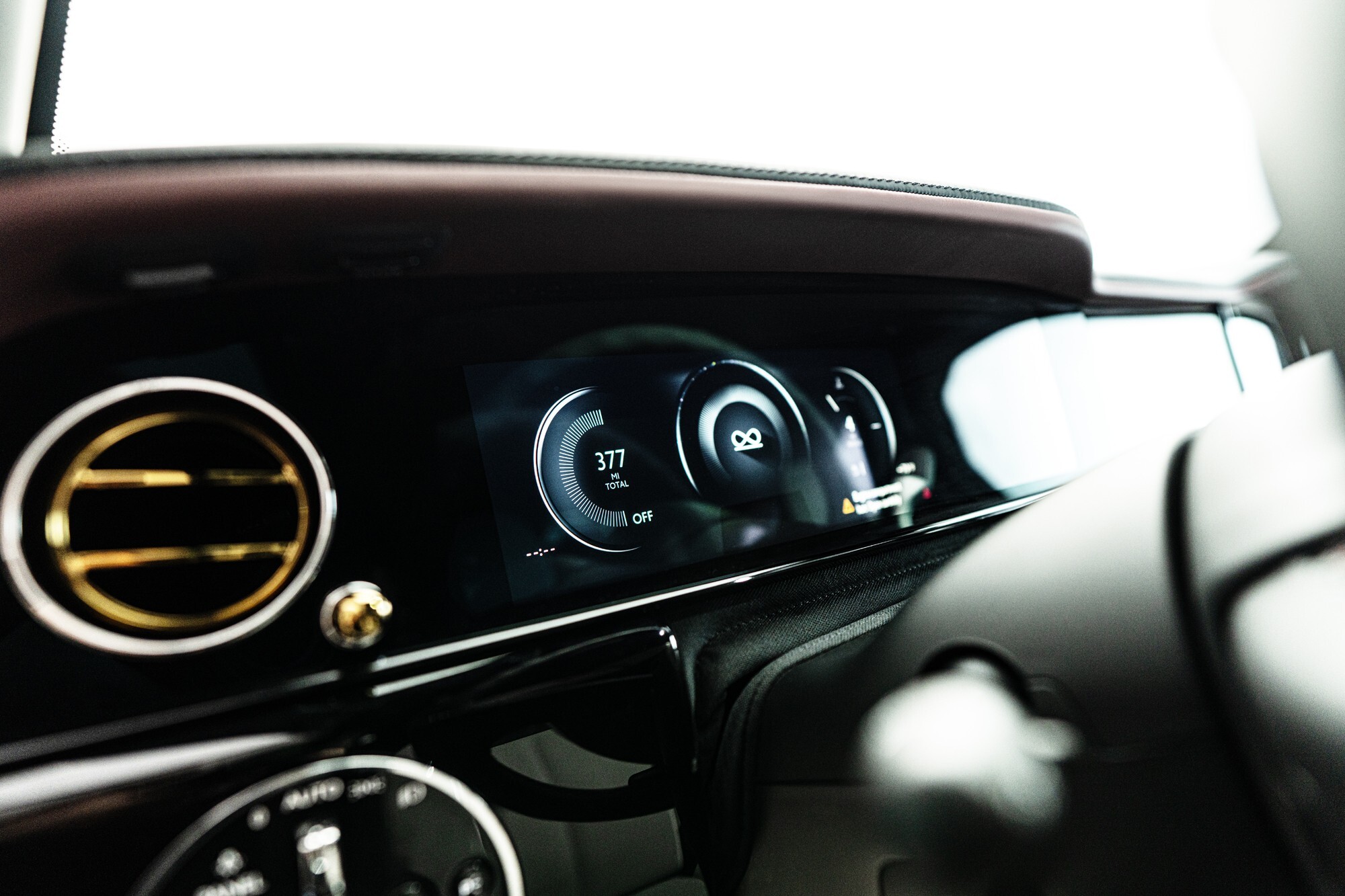 Цей Rolls-Royce Cullinan виглядає як стандартний, але не піддається впливу гранати