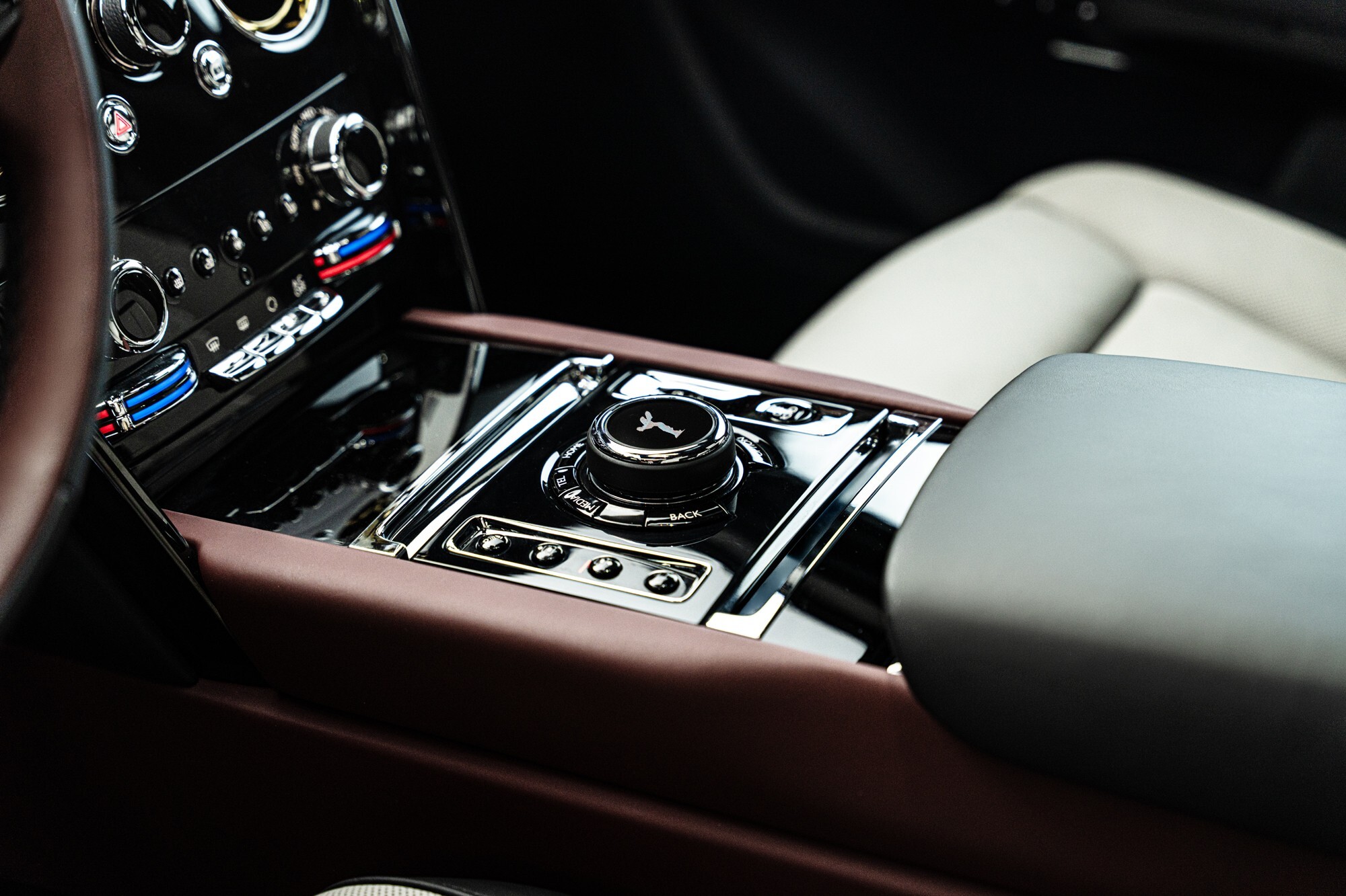 Цей Rolls-Royce Cullinan виглядає як стандартний, але не піддається впливу гранати