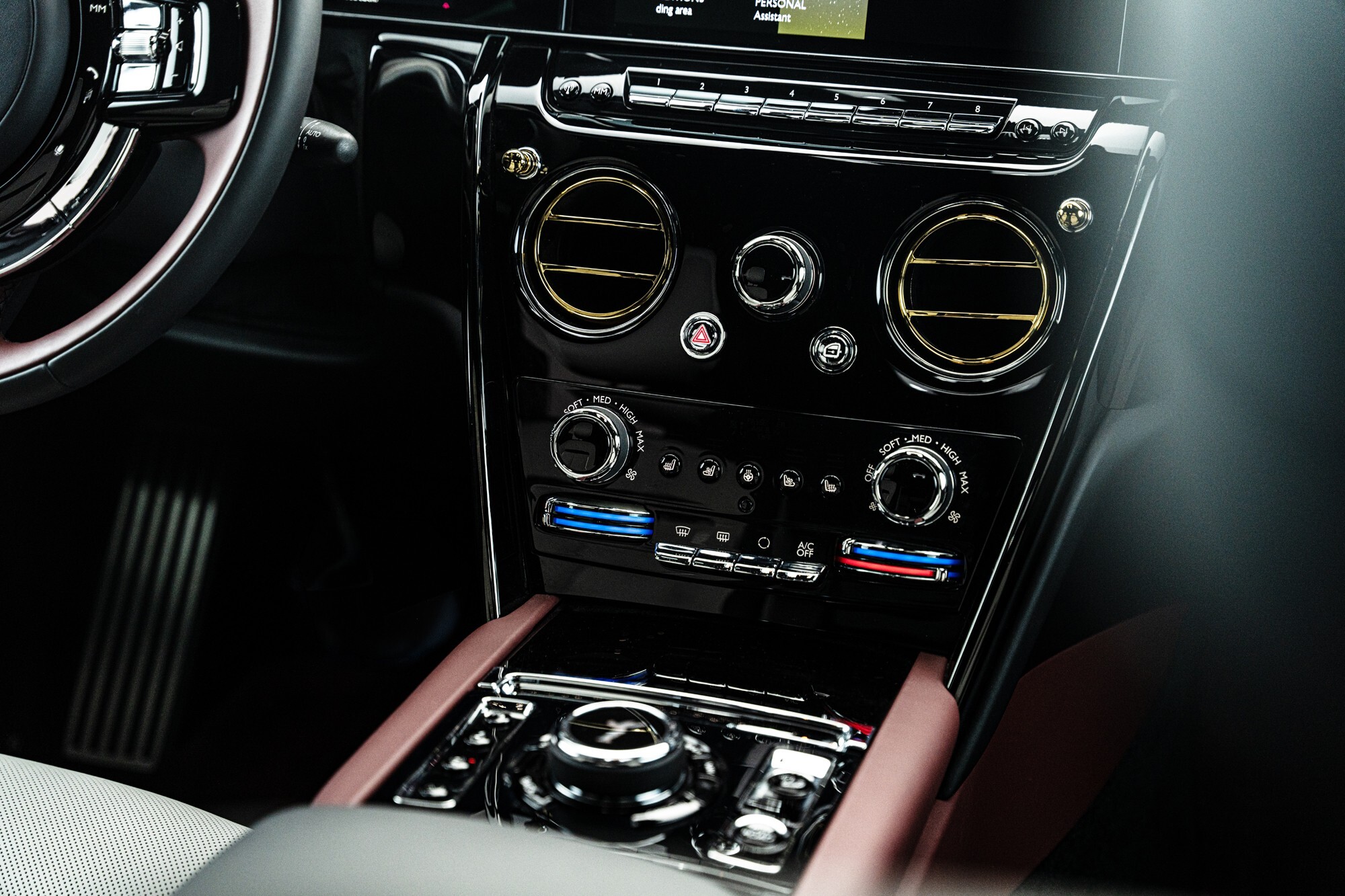 Цей Rolls-Royce Cullinan виглядає як стандартний, але не піддається впливу гранати