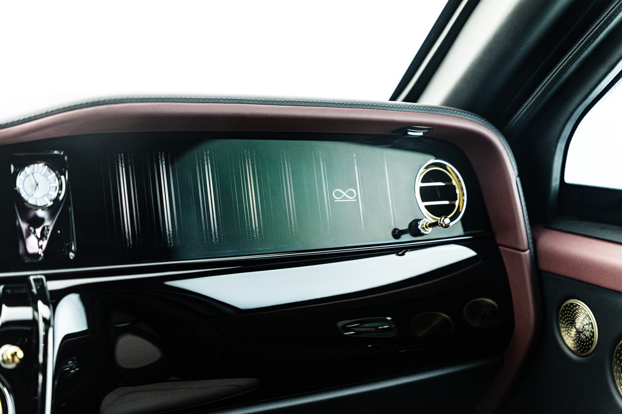 Цей Rolls-Royce Cullinan виглядає як стандартний, але не піддається впливу гранати