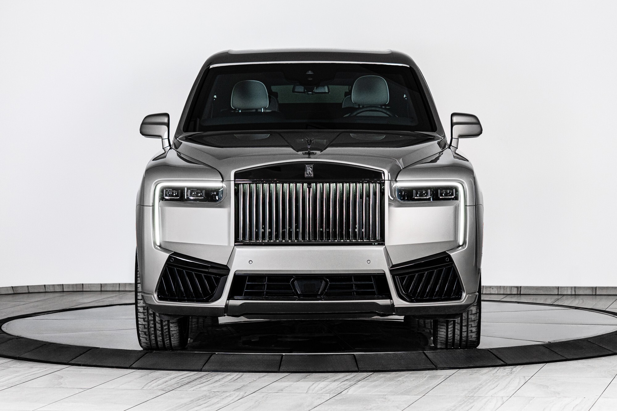 Цей Rolls-Royce Cullinan виглядає як стандартний, але не піддається впливу гранати