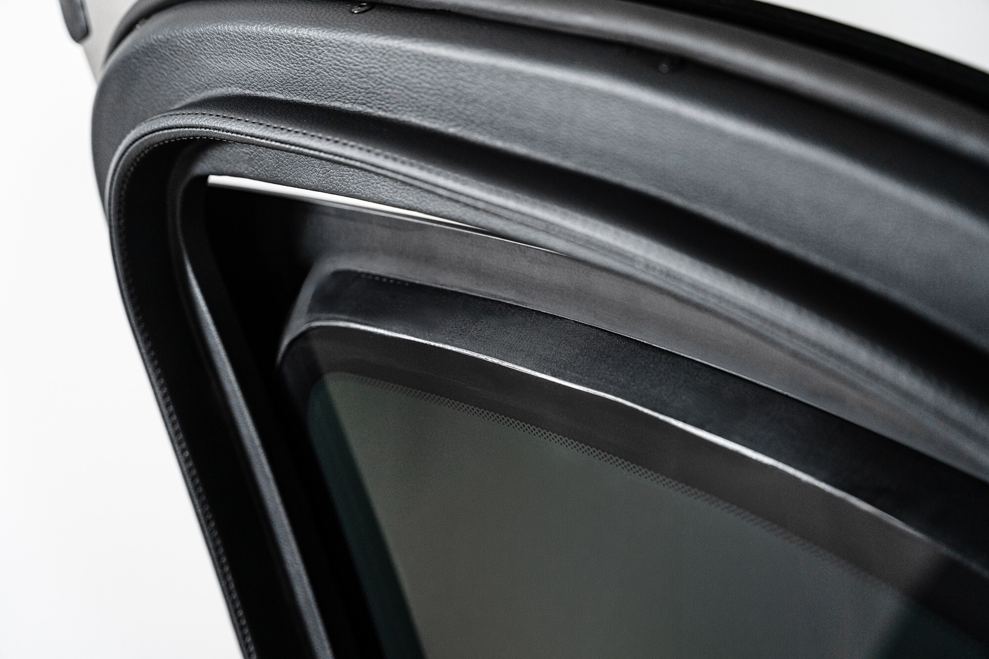 Цей Rolls-Royce Cullinan виглядає як стандартний, але не піддається впливу гранати