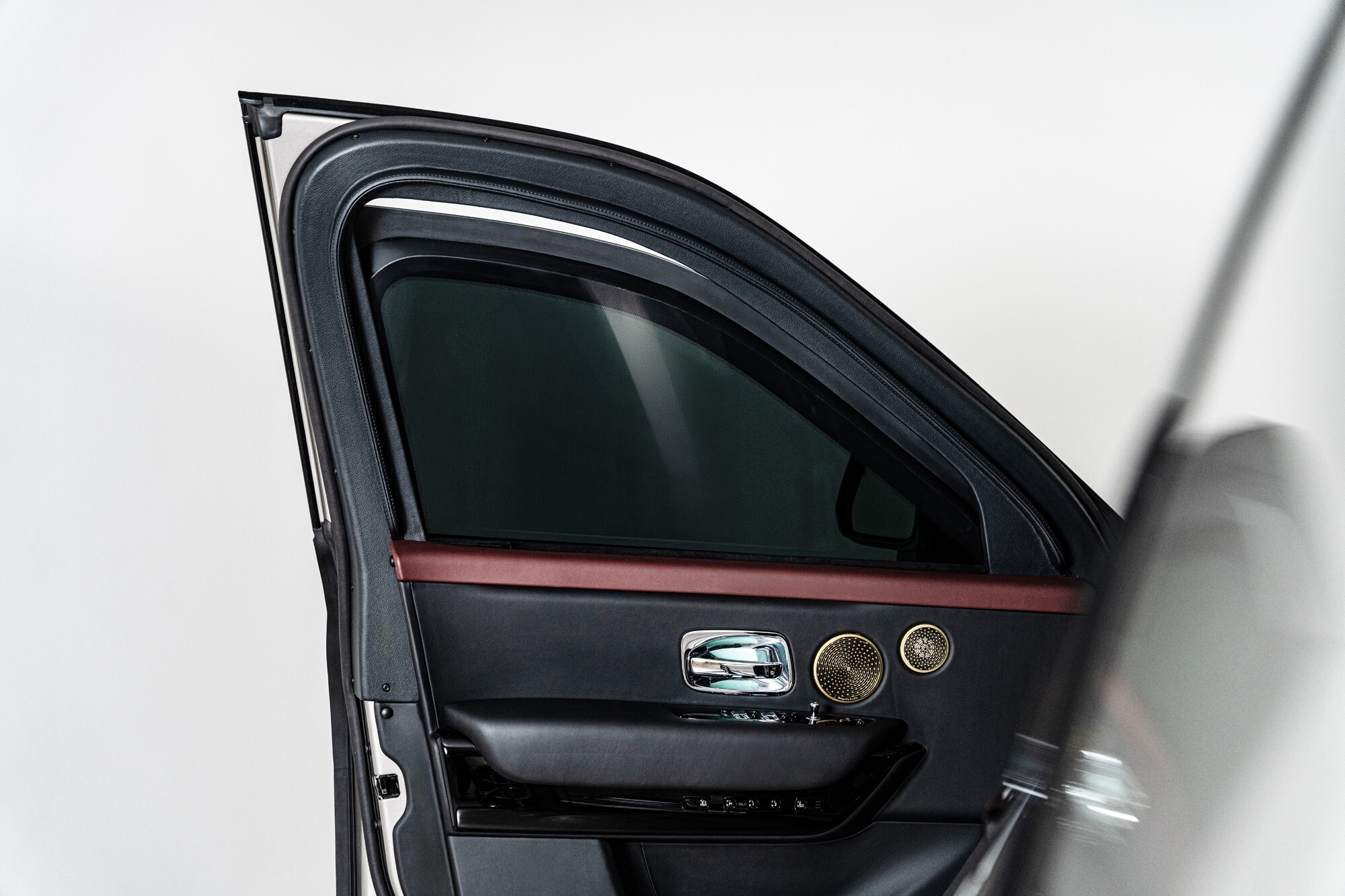 Цей Rolls-Royce Cullinan виглядає як стандартний, але не піддається впливу гранати