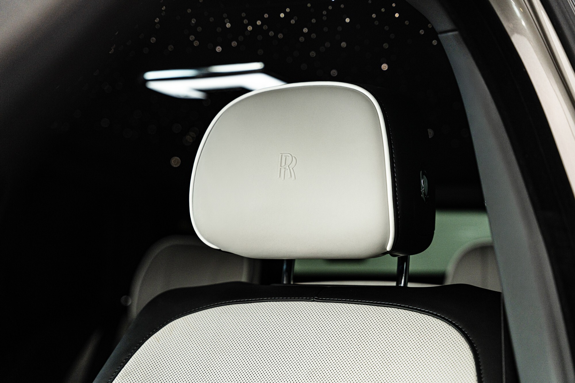 Цей Rolls-Royce Cullinan виглядає як стандартний, але не піддається впливу гранати