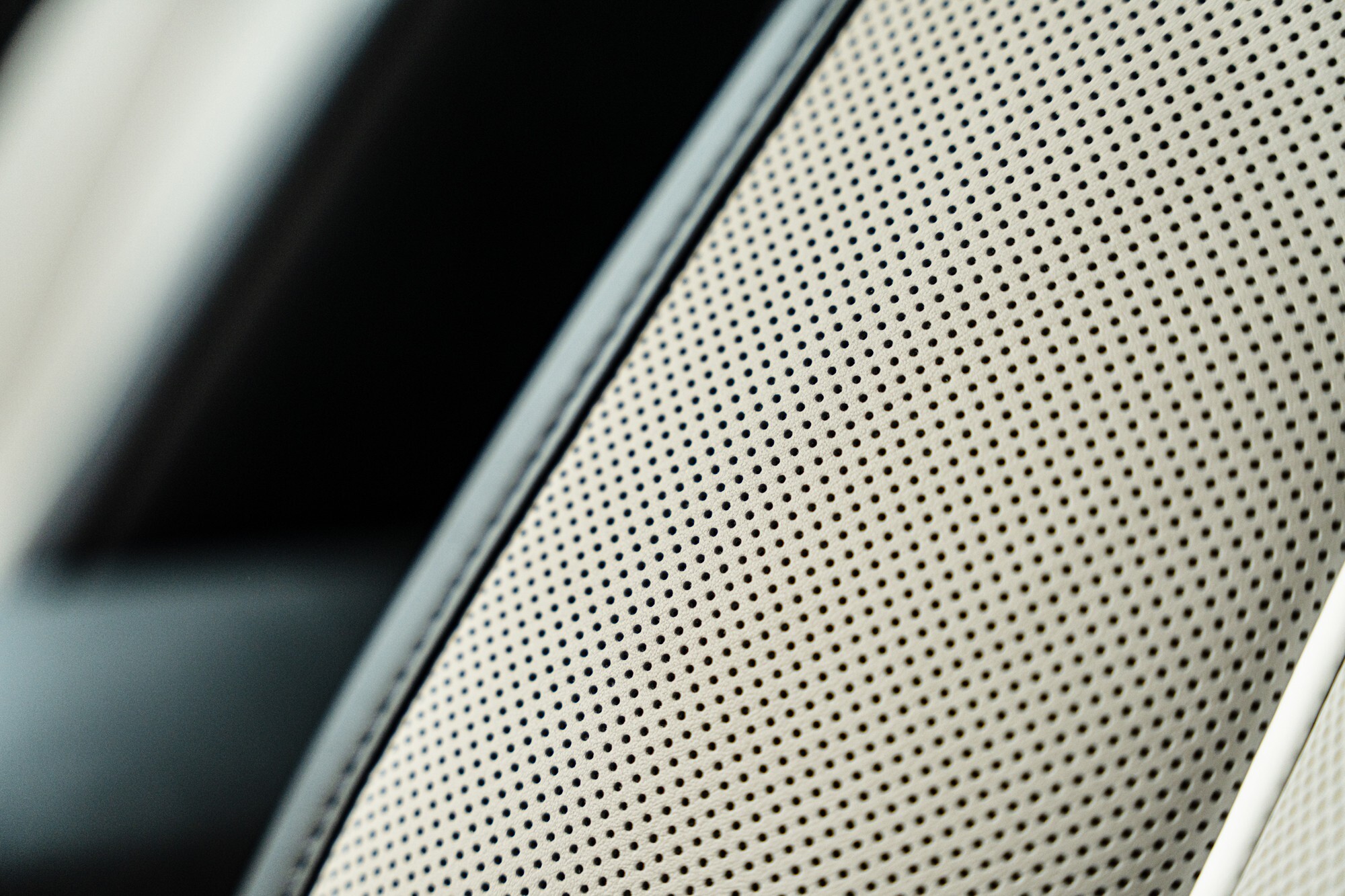 Цей Rolls-Royce Cullinan виглядає як стандартний, але не піддається впливу гранати