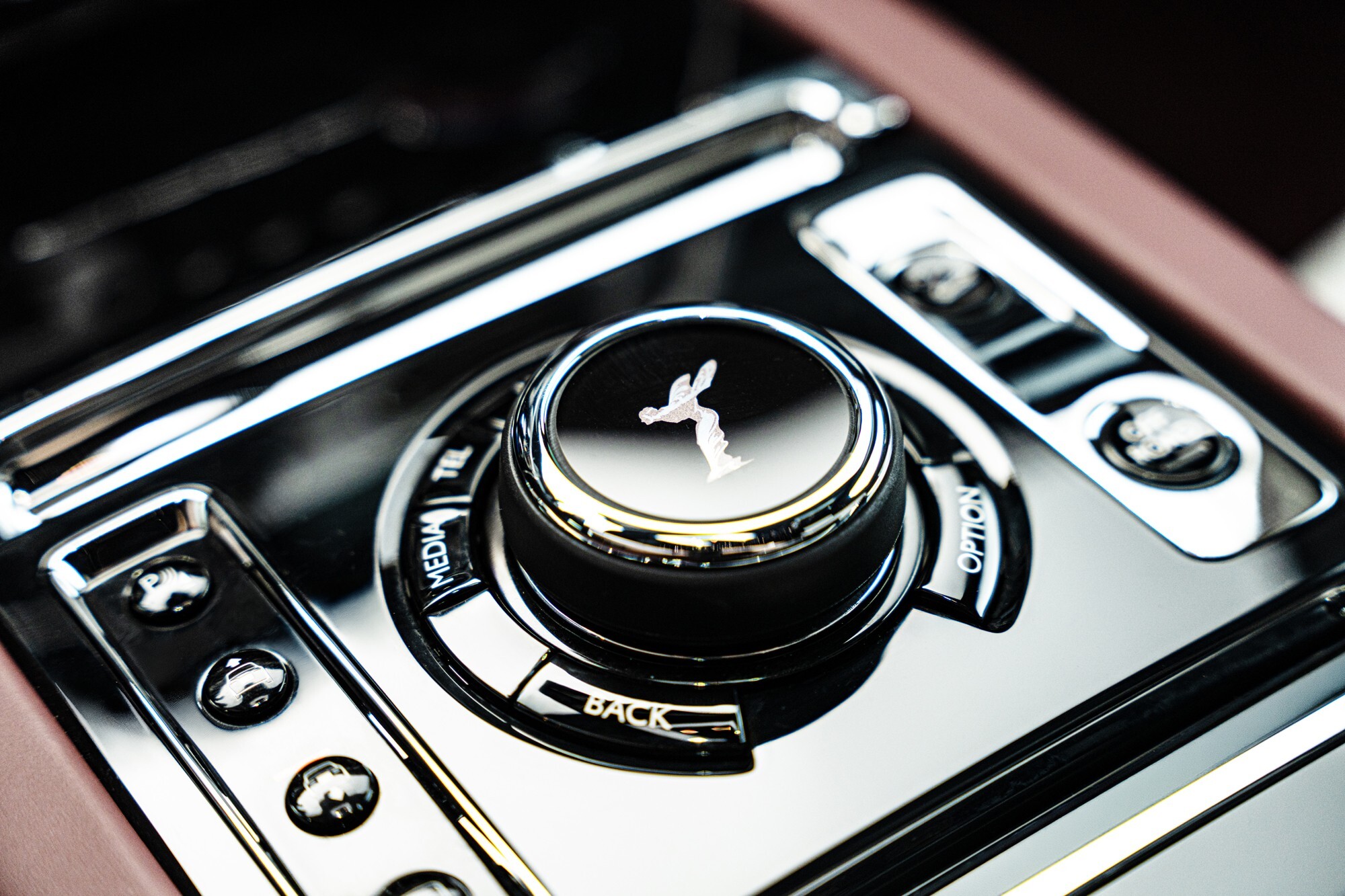 Цей Rolls-Royce Cullinan виглядає як стандартний, але не піддається впливу гранати