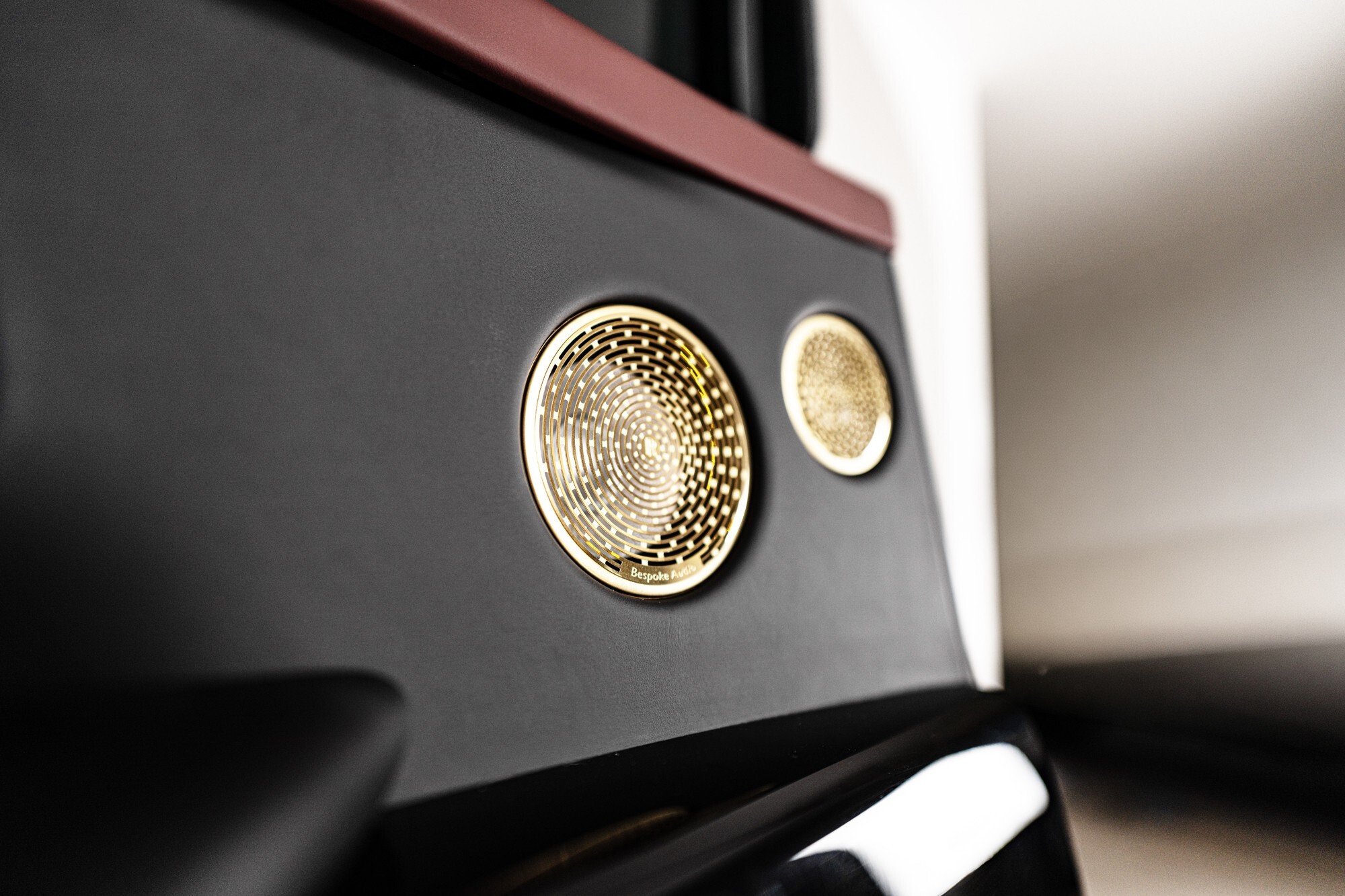 Цей Rolls-Royce Cullinan виглядає як стандартний, але не піддається впливу гранати