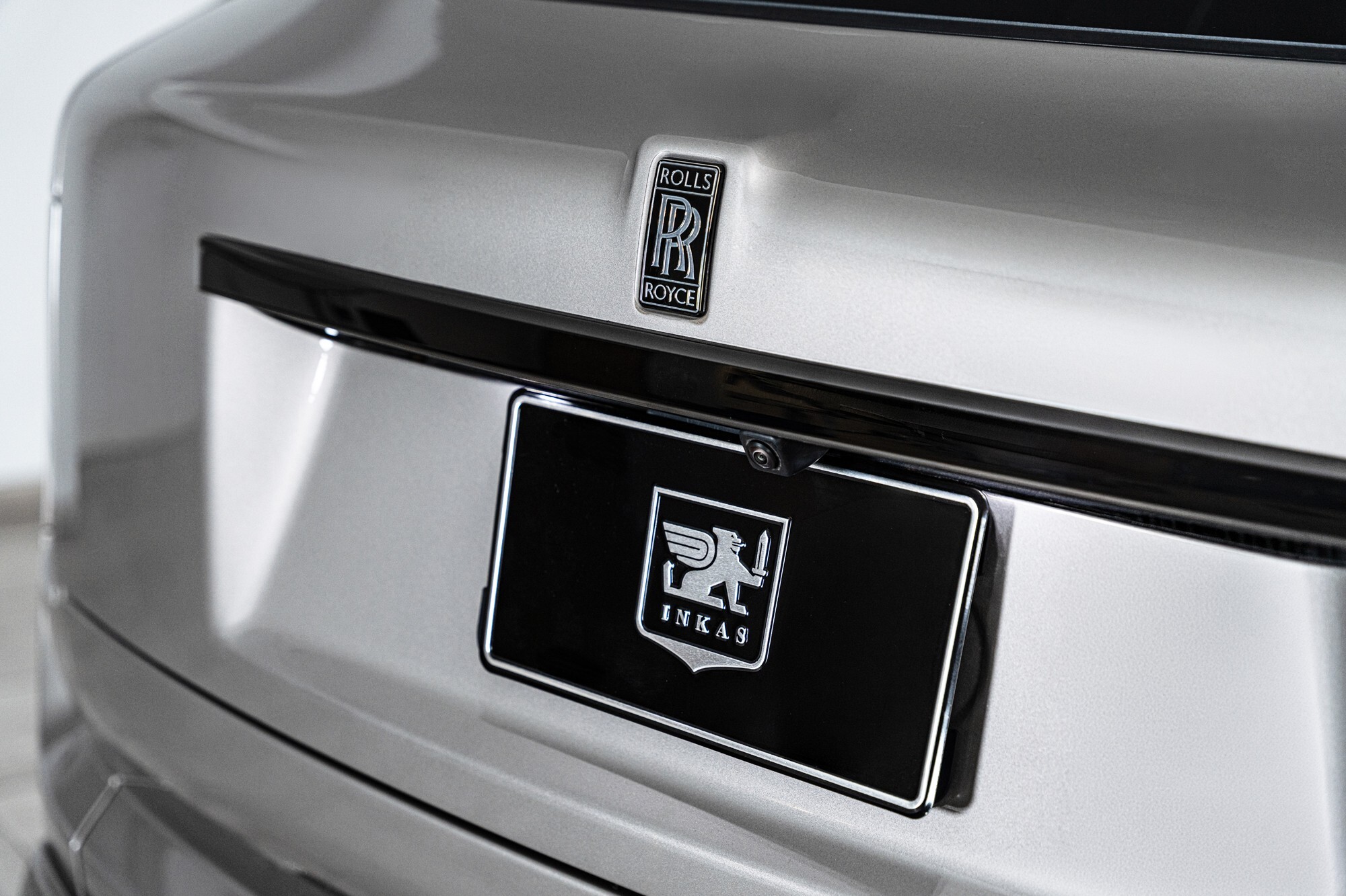 Цей Rolls-Royce Cullinan виглядає як стандартний, але не піддається впливу гранати