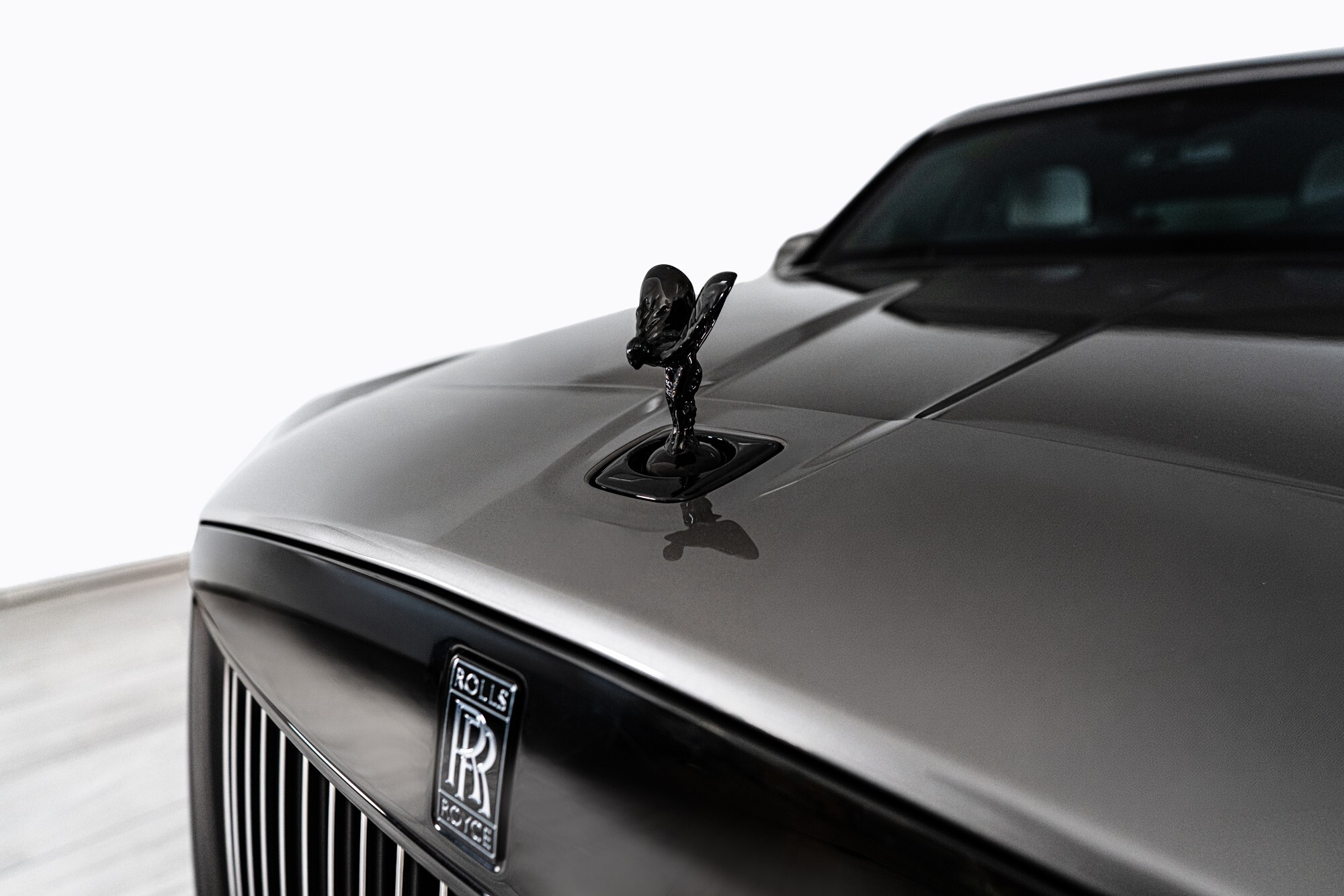 Цей Rolls-Royce Cullinan виглядає як стандартний, але не піддається впливу гранати