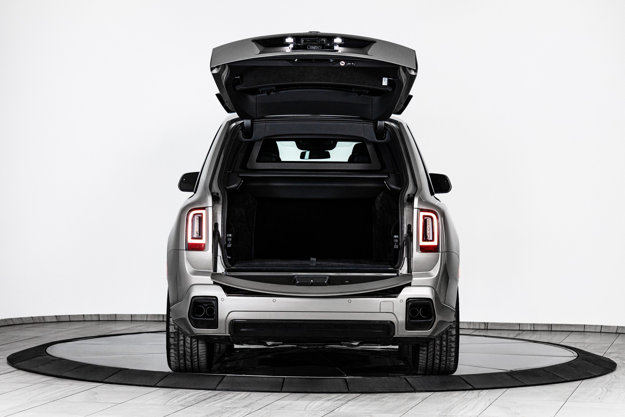 Цей Rolls-Royce Cullinan виглядає як стандартний, але не піддається впливу гранати