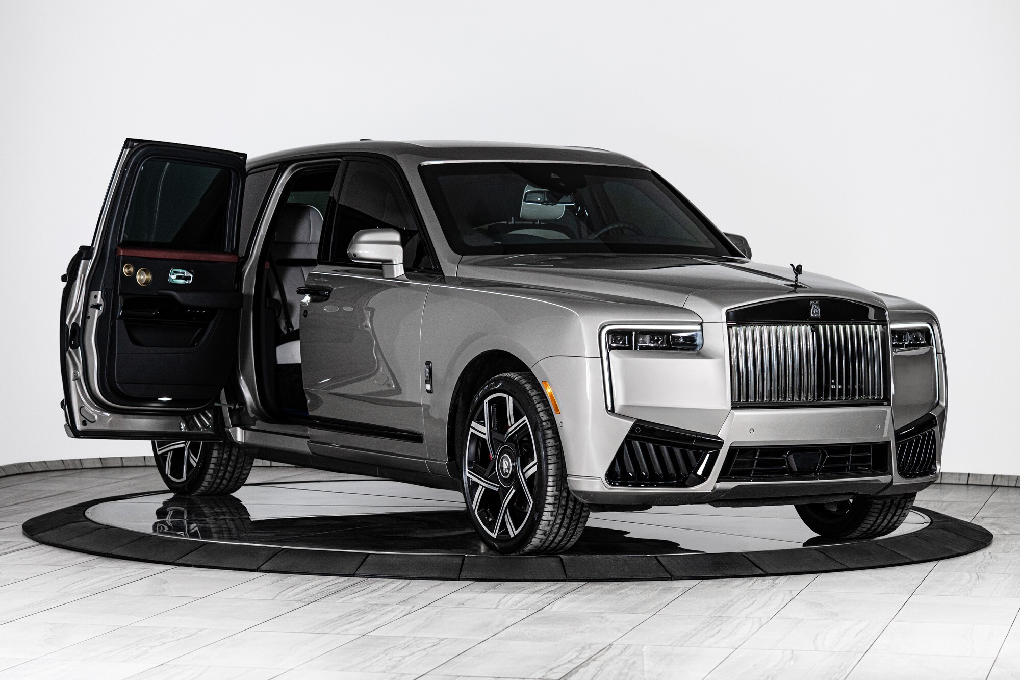 Цей Rolls-Royce Cullinan виглядає як стандартний, але не піддається впливу гранати