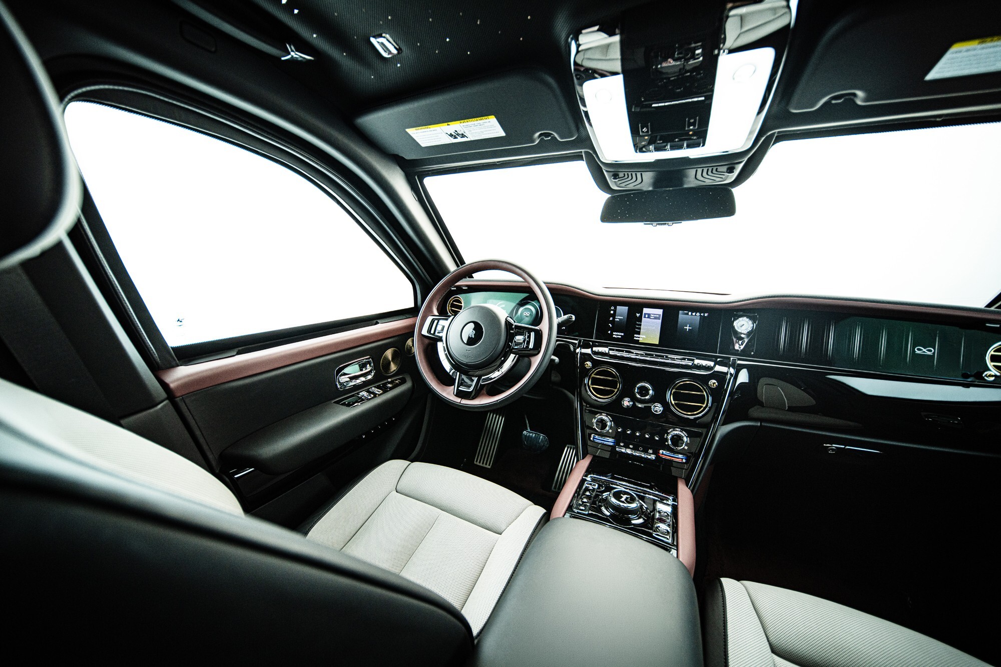 Цей Rolls-Royce Cullinan виглядає як стандартний, але не піддається впливу гранати