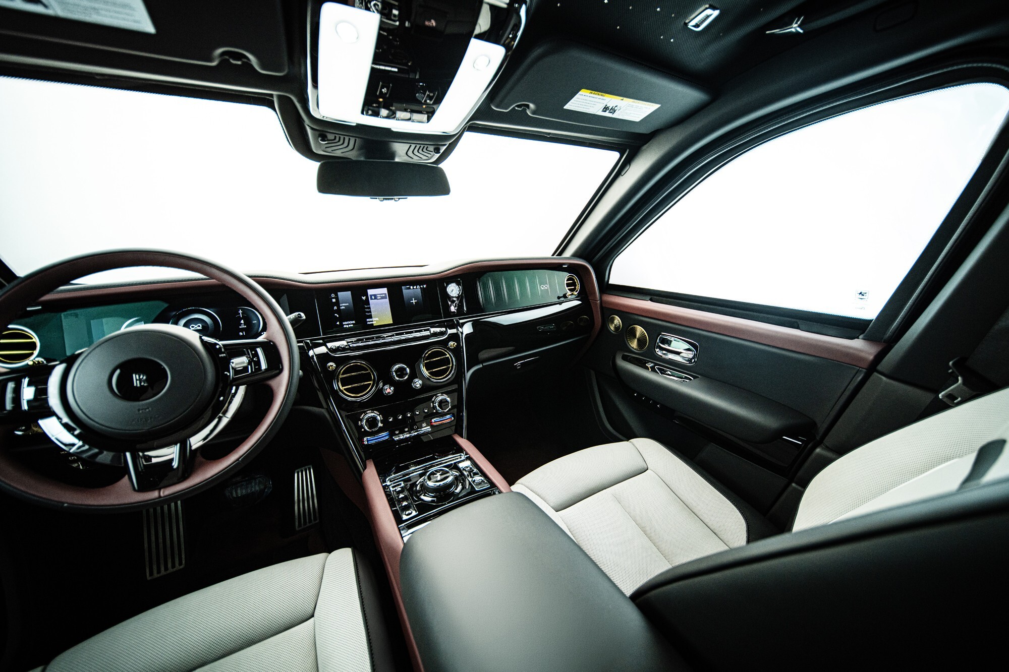 Цей Rolls-Royce Cullinan виглядає як стандартний, але не піддається впливу гранати