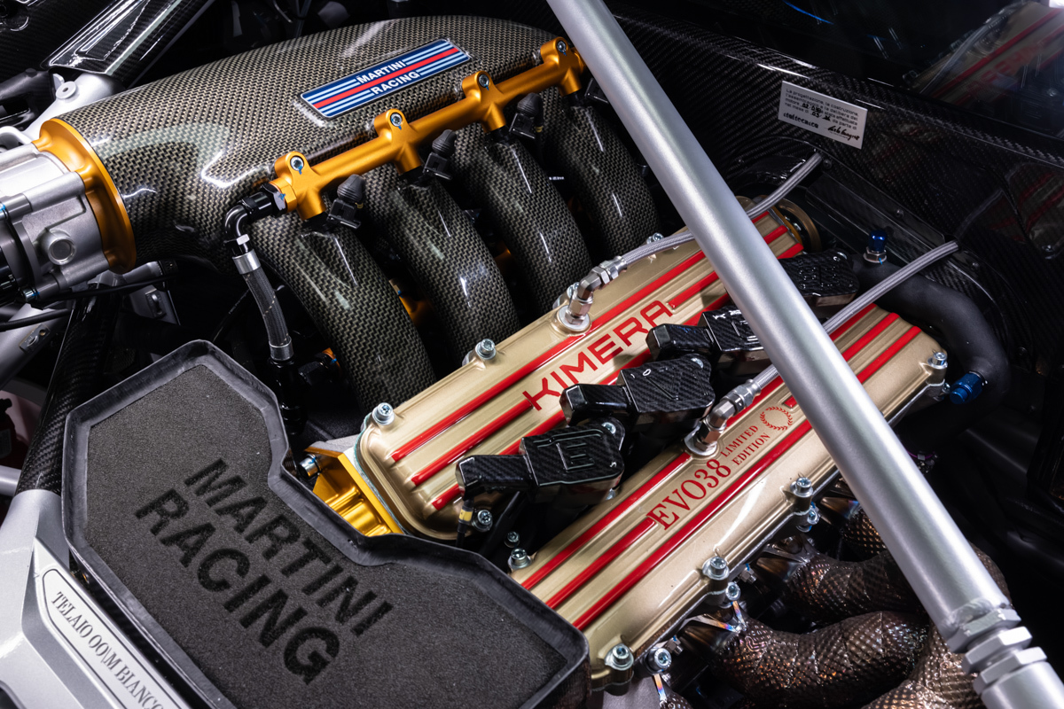 Суперкар Кімери EVO38 у смугастих кольорах Martini працює на паливі, якого Ferrari не хоче використовувати