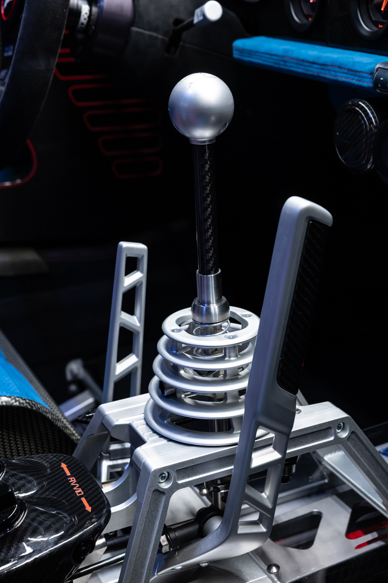 Суперкар Кімери EVO38 у смугастих кольорах Martini працює на паливі, якого Ferrari не хоче використовувати