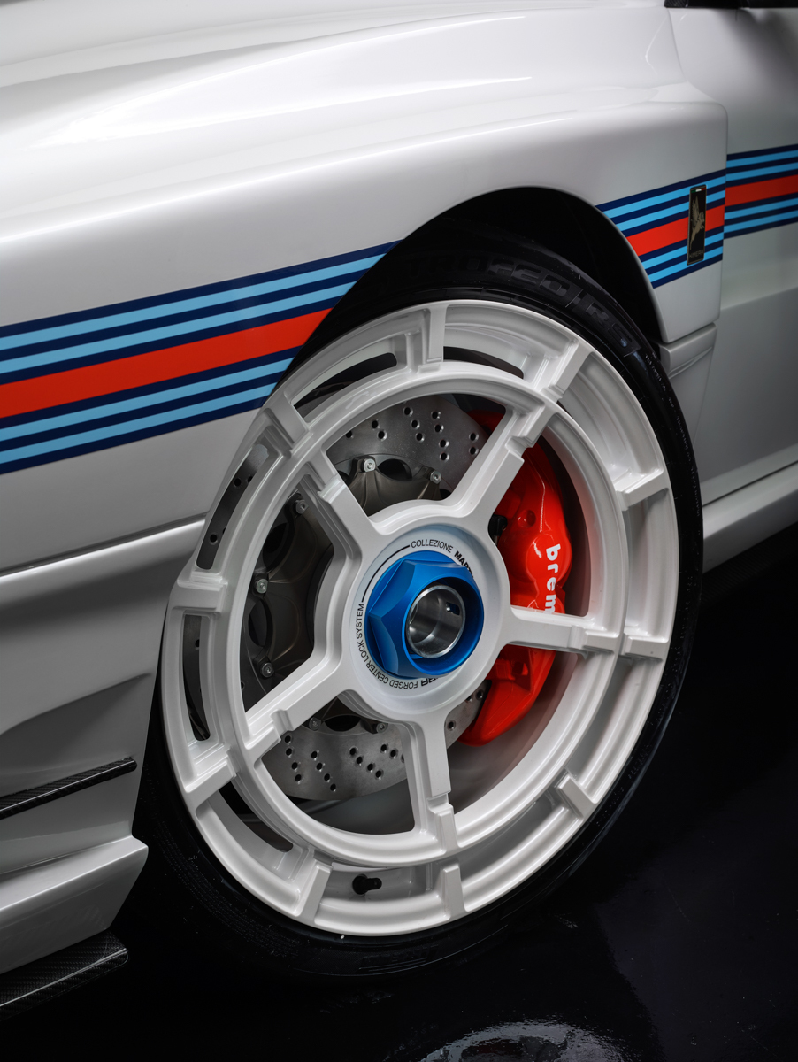 Суперкар Кімери EVO38 у смугастих кольорах Martini працює на паливі, якого Ferrari не хоче використовувати