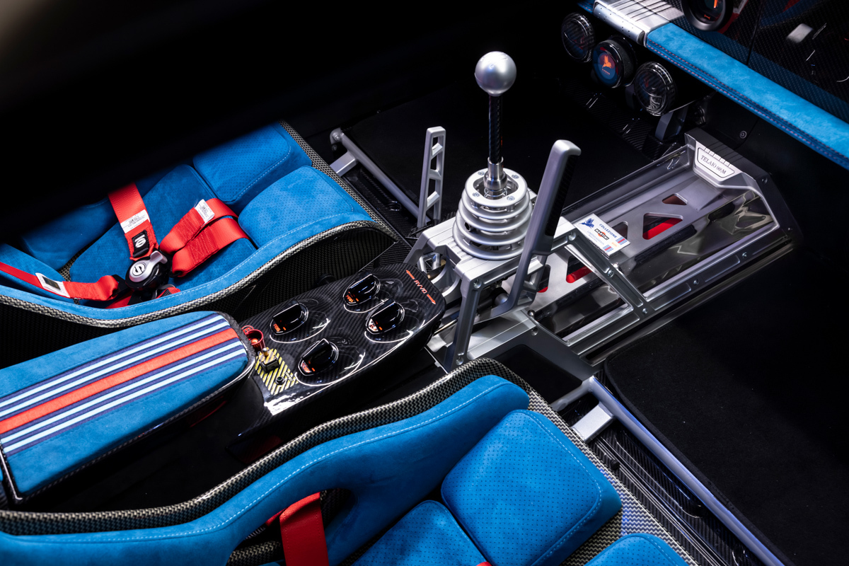 Суперкар Кімери EVO38 у смугастих кольорах Martini працює на паливі, якого Ferrari не хоче використовувати