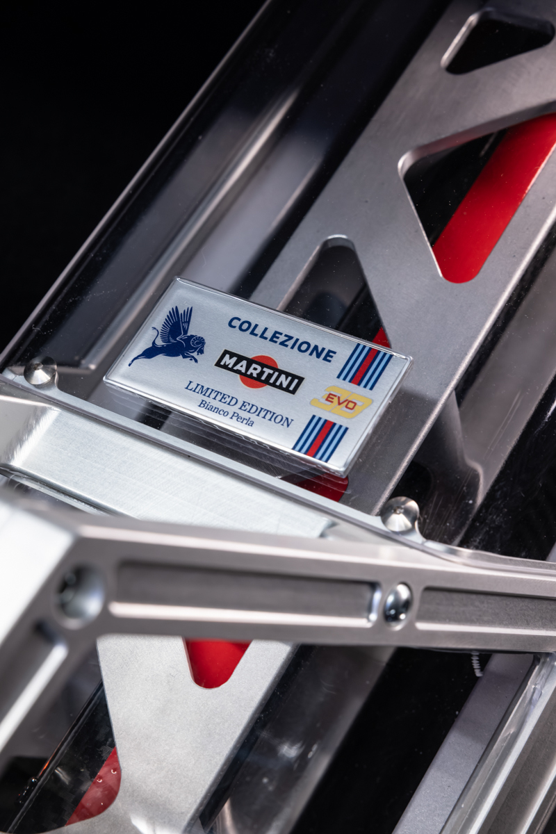 Суперкар Кімери EVO38 у смугастих кольорах Martini працює на паливі, якого Ferrari не хоче використовувати