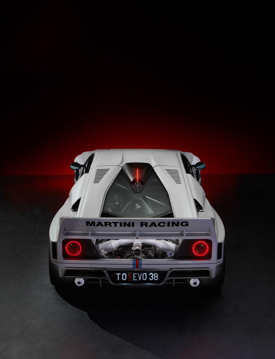 Суперкар Кімери EVO38 у смугастих кольорах Martini працює на паливі, якого Ferrari не хоче використовувати