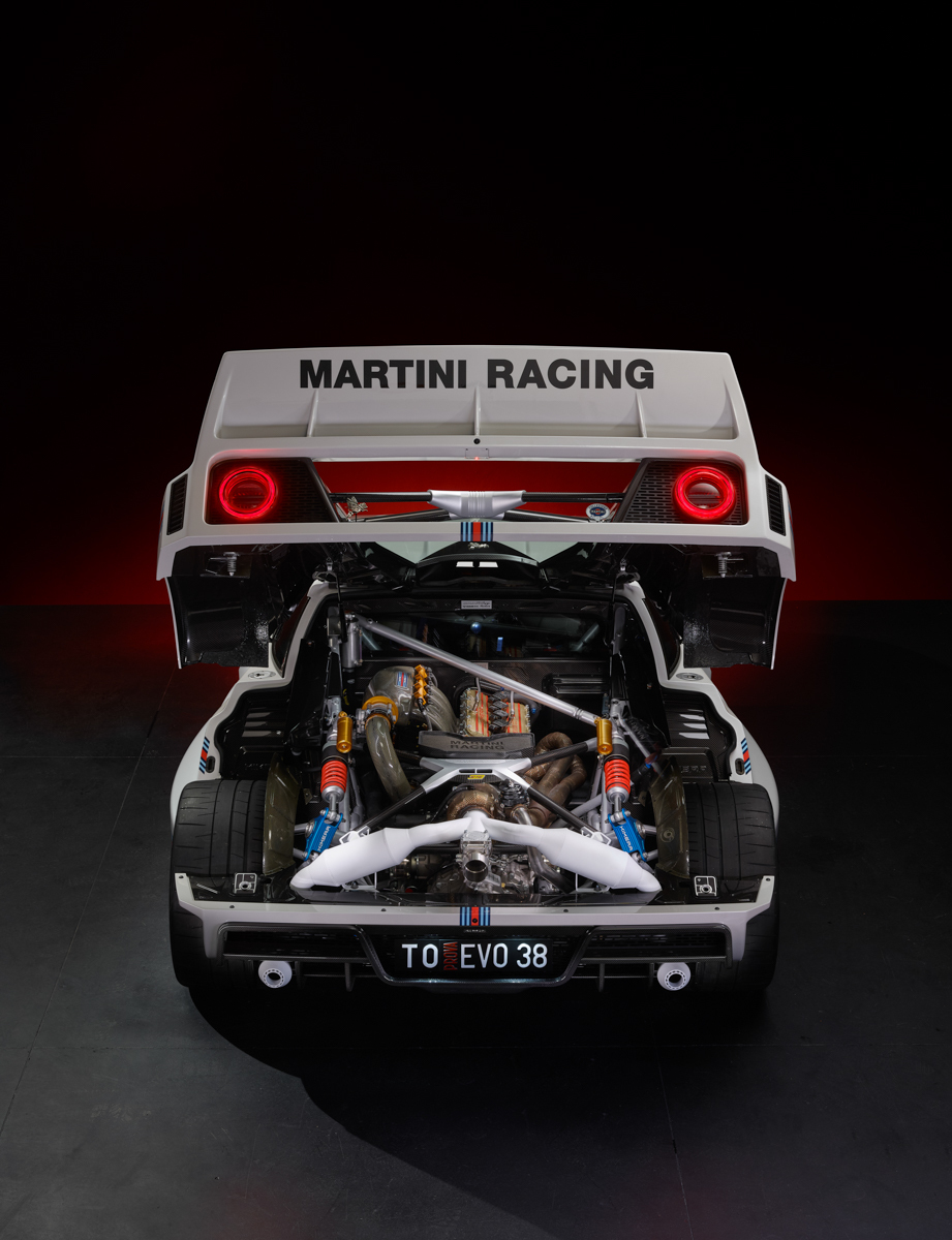 Суперкар Кімери EVO38 у смугастих кольорах Martini працює на паливі, якого Ferrari не хоче використовувати