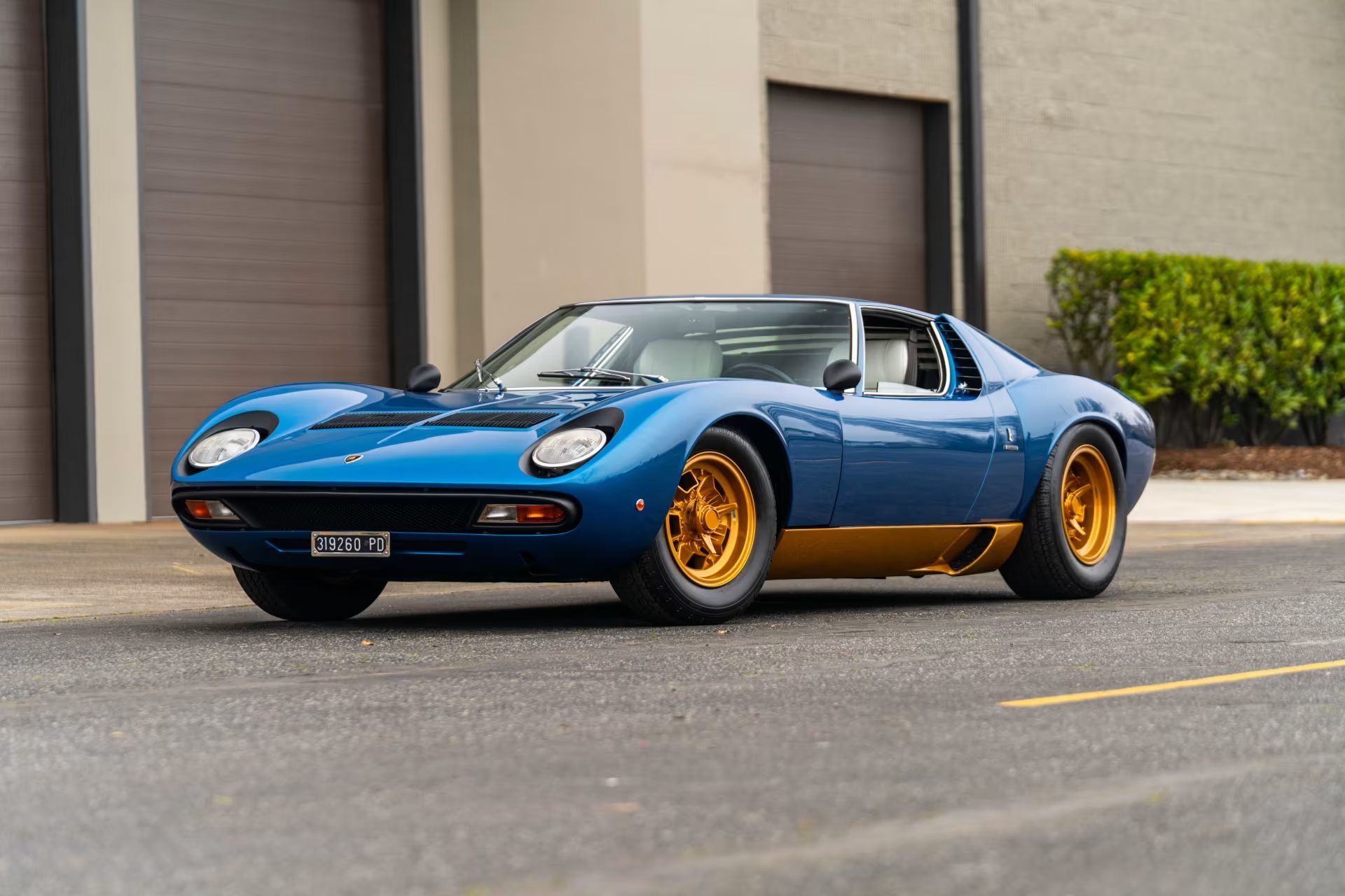 Lamborghini-Miura-SV-Blue-Gold