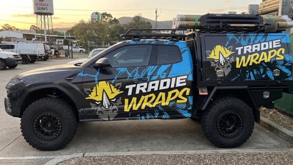 Задня частина модифікованого Lamborghini Urus з вантажним відсіком