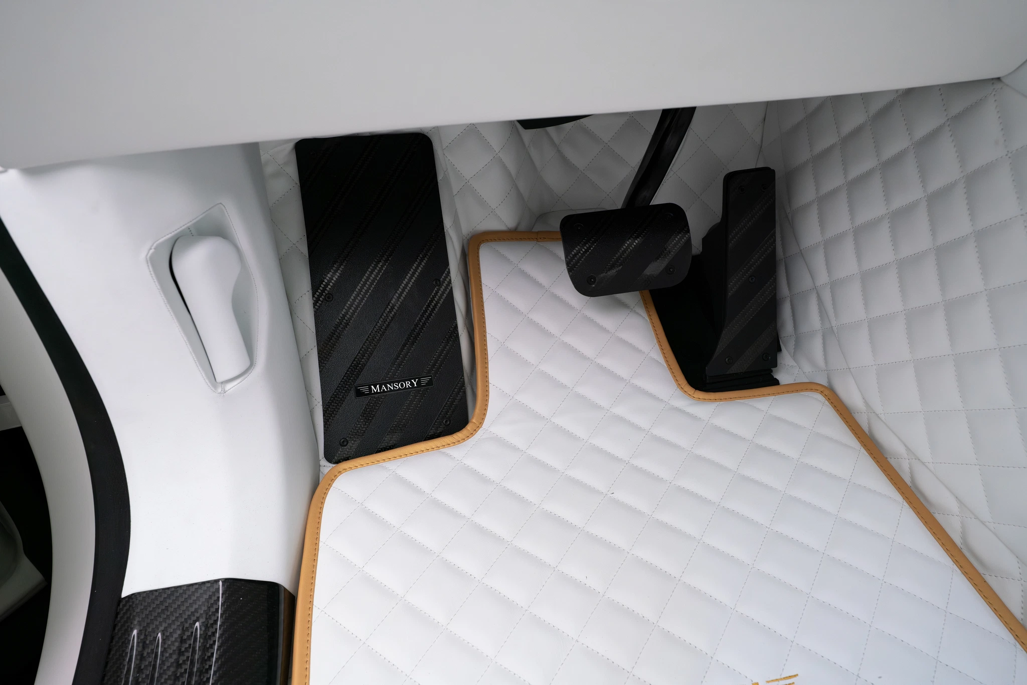 Китайська відповідь на Rolls-Royce Cullinan виглядала стильно, і Mansory це виправила