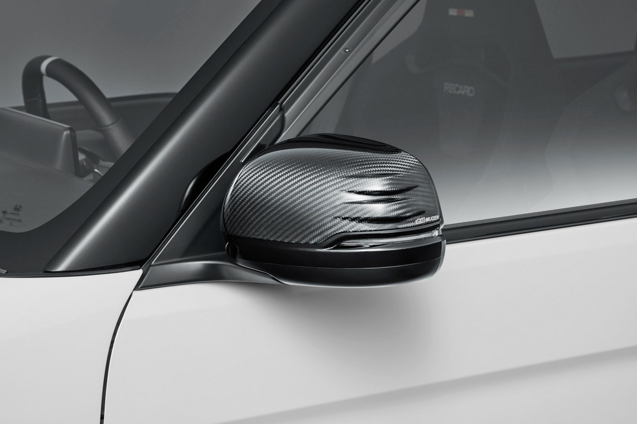 Mugen Super-One схожий на гоночний автомобіль. Його двигун не згоден