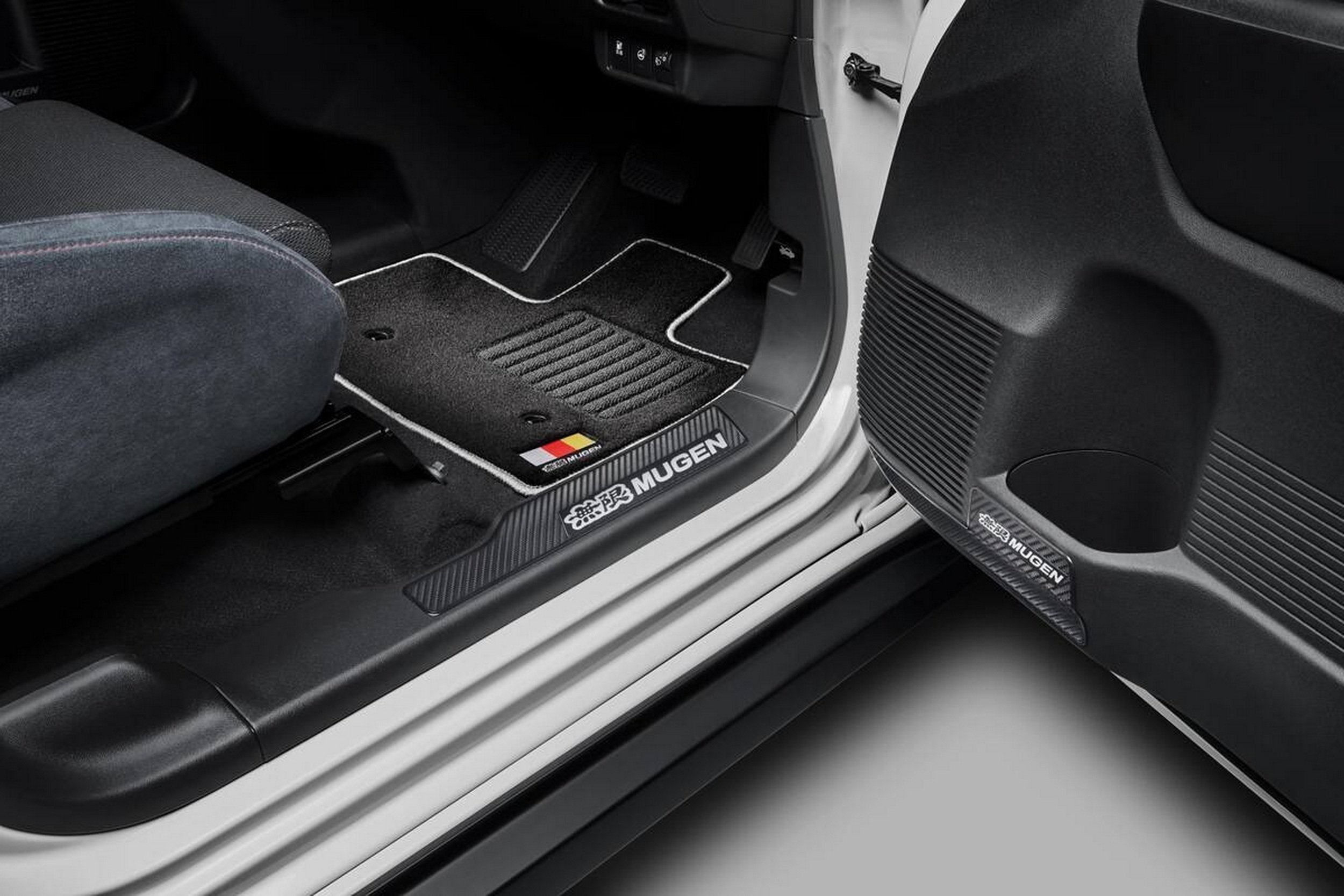 Mugen Super-One схожий на гоночний автомобіль. Його двигун не згоден