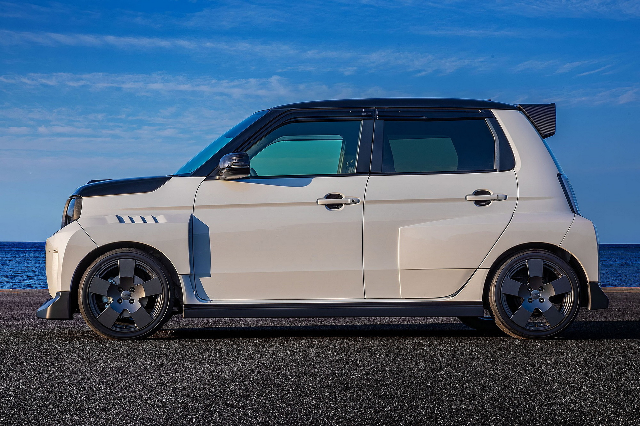 Mugen Super-One схожий на гоночний автомобіль. Його двигун не згоден