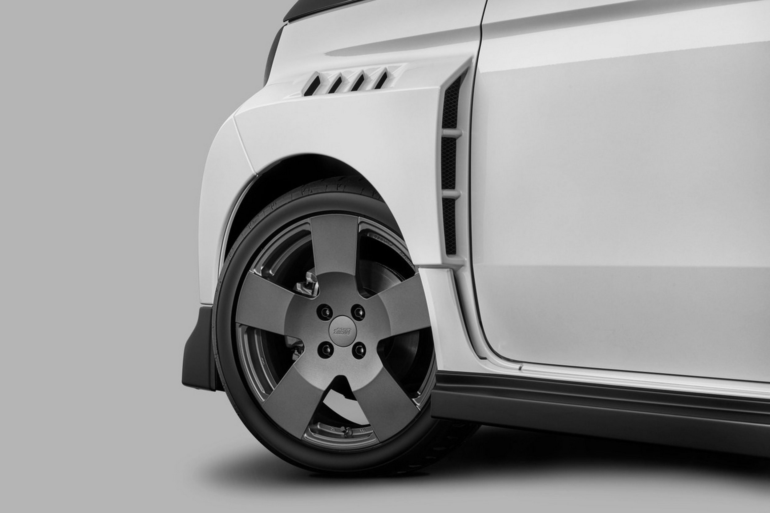 Mugen Super-One схожий на гоночний автомобіль. Його двигун не згоден