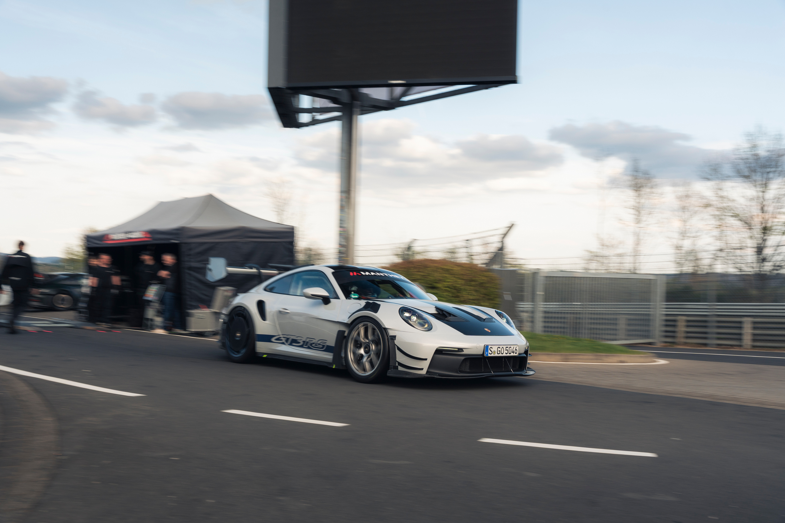 Porsche від Manthey щойно проїхав майже ідеальне коло Нюрбургрингу. Mustang все ж таки перевершив його