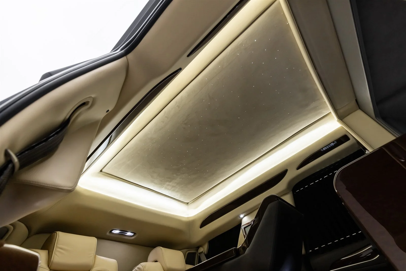 Броньований Escalade Резвані побудований для кінця світу та одягнений для вечері