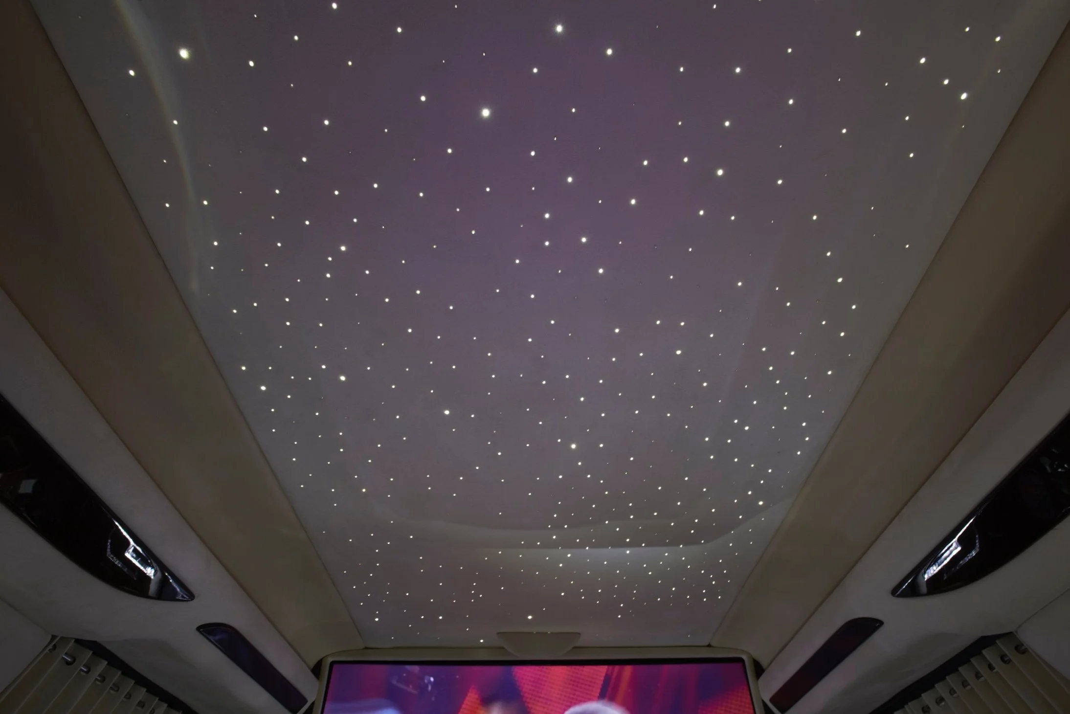 Броньований Escalade Резвані побудований для кінця світу та одягнений для вечері