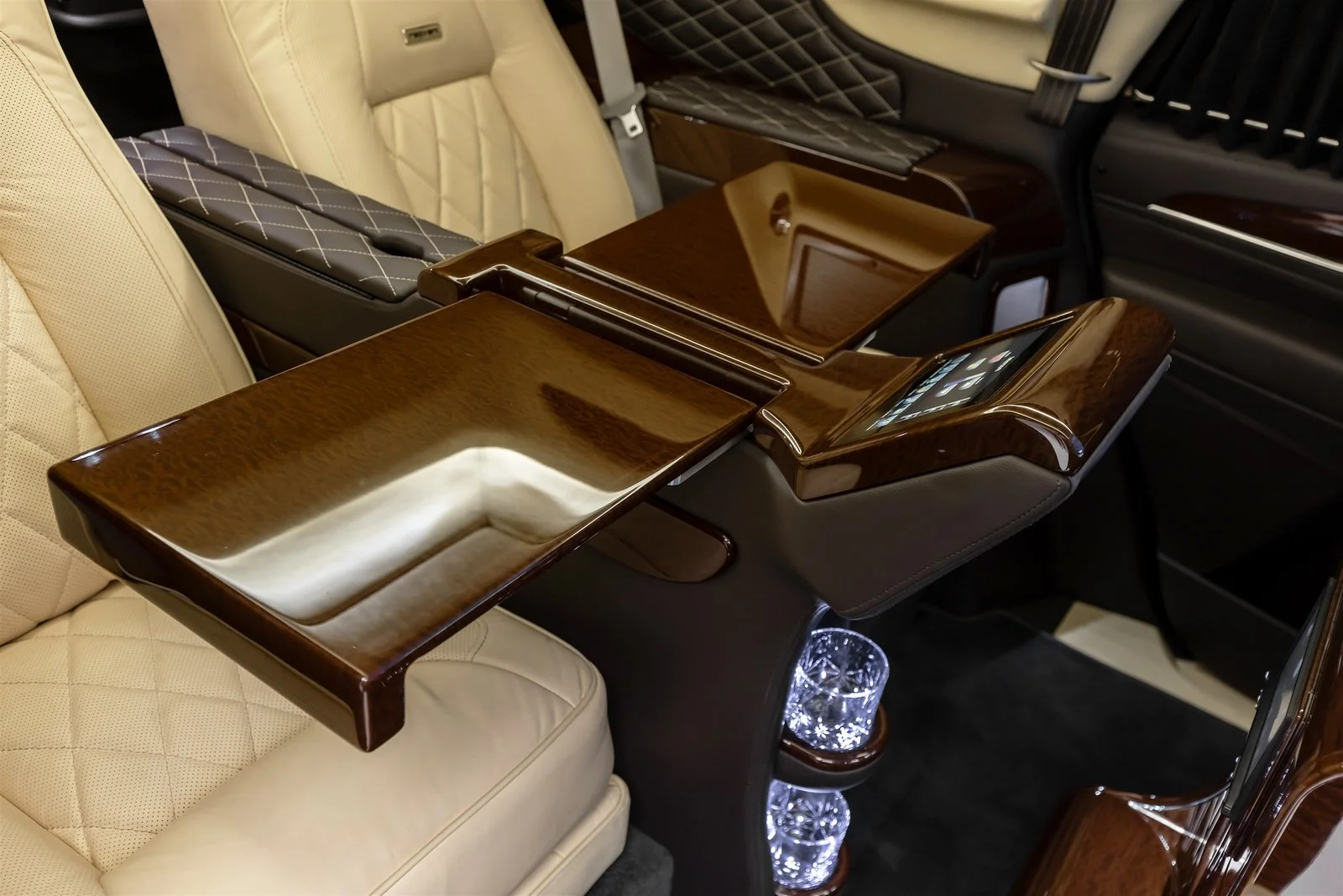 Броньований Escalade Резвані побудований для кінця світу та одягнений для вечері