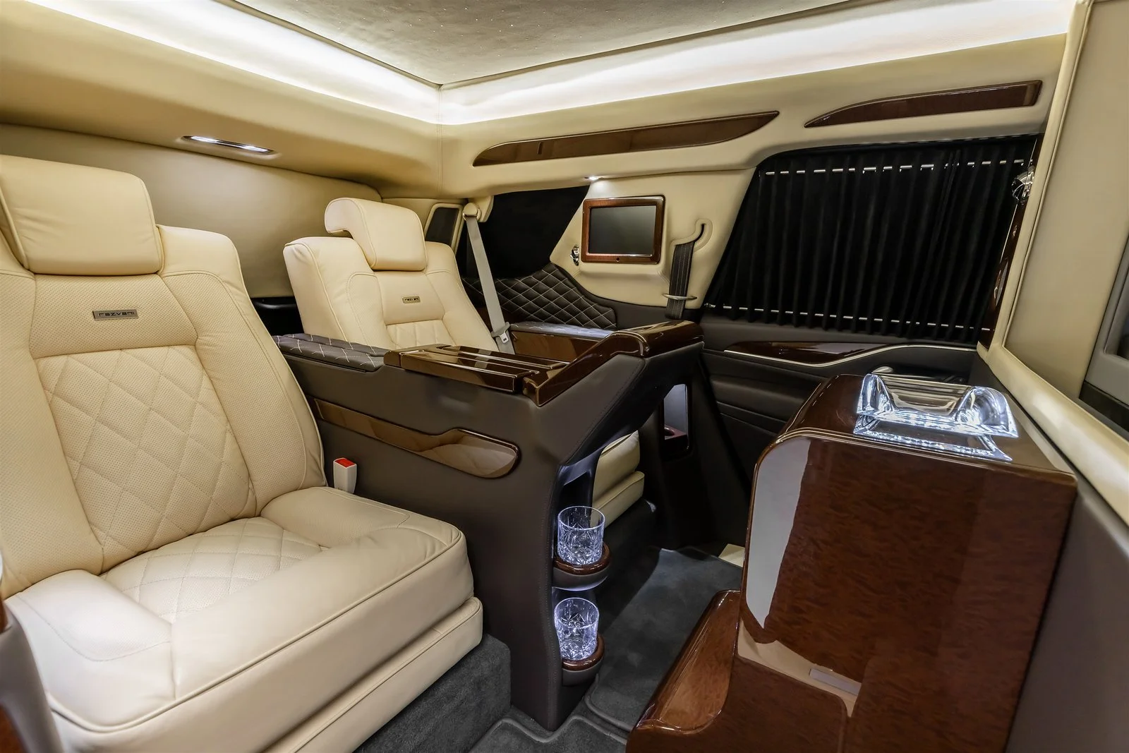 Броньований Escalade Резвані побудований для кінця світу та одягнений для вечері