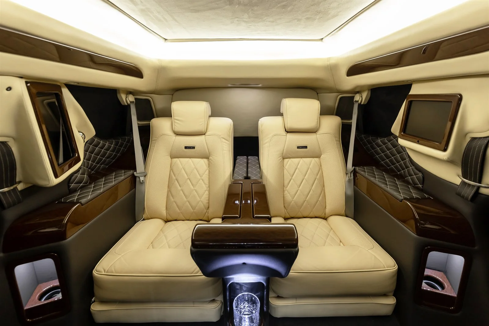 Броньований Escalade Резвані побудований для кінця світу та одягнений для вечері