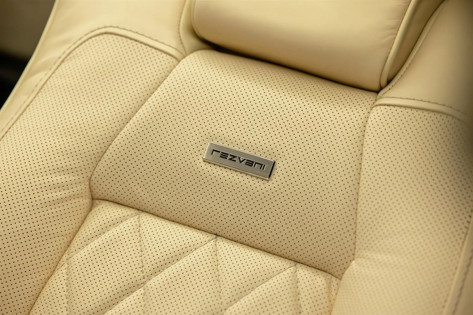 Броньований Escalade Резвані побудований для кінця світу та одягнений для вечері