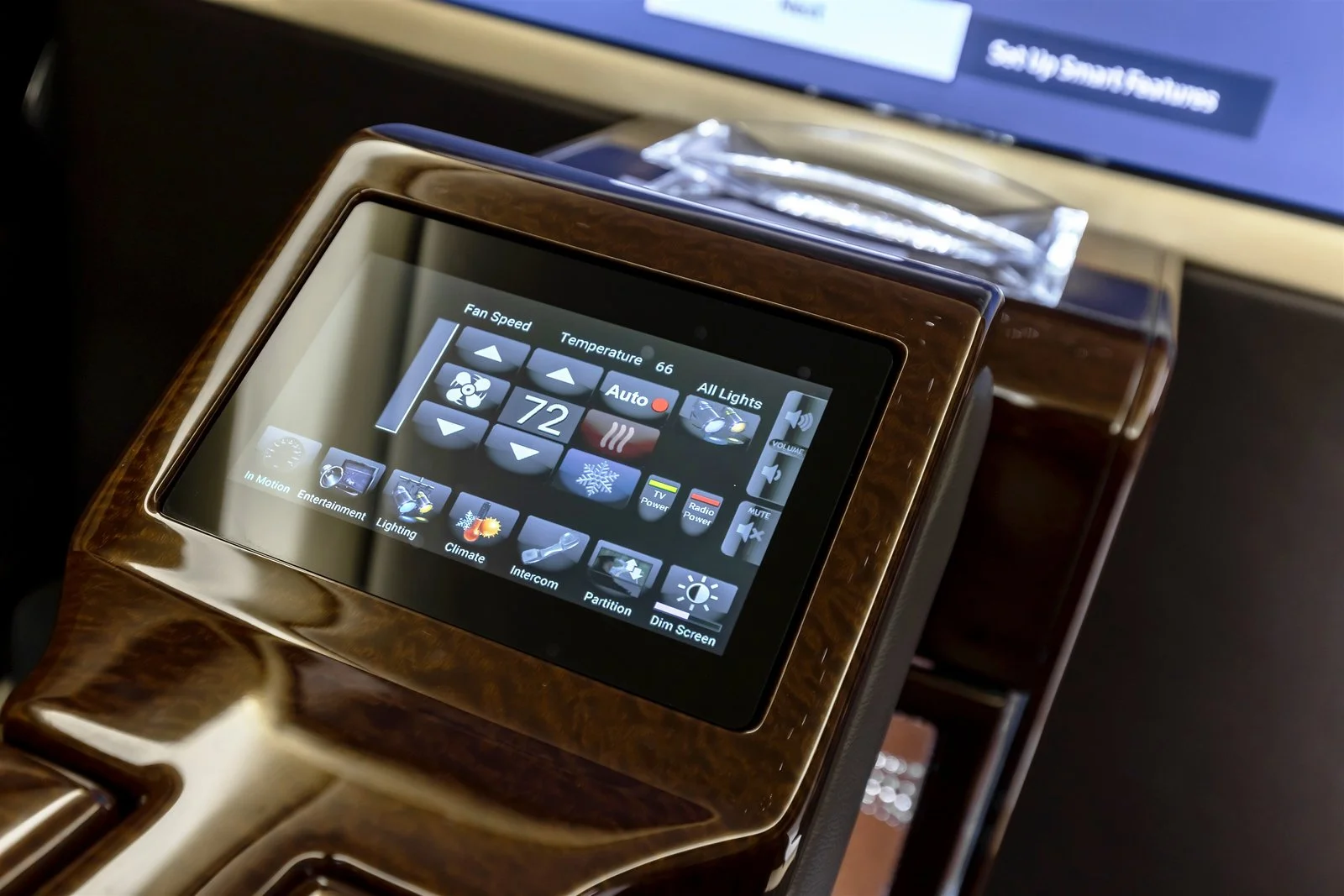 Броньований Escalade Резвані побудований для кінця світу та одягнений для вечері