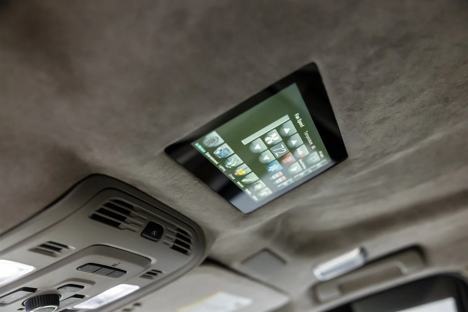 Броньований Escalade Резвані побудований для кінця світу та одягнений для вечері